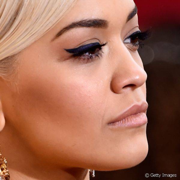 Rita Ora prefere um delineado mais grosso, que deixa os olhos ainda mais expressivos
